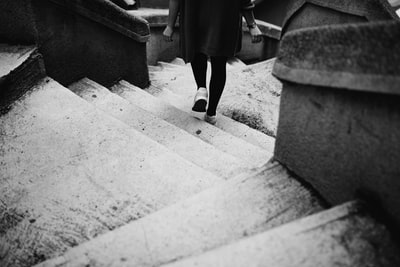 女人走下楼梯]